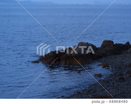 海辺の岩が浮かび上がる朝 68868480
