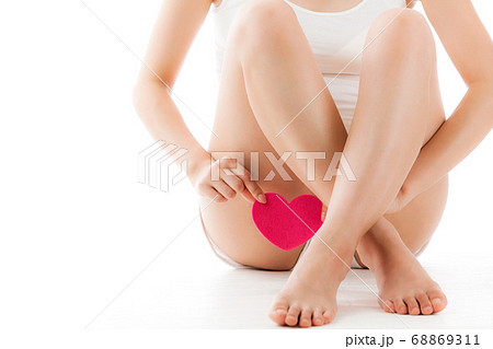 股にハートを持つ女性. 股にハートを持つ女性. 68869311