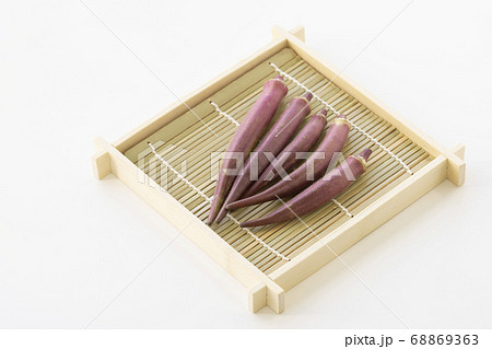 カゴに盛った赤いオクラ 68869363