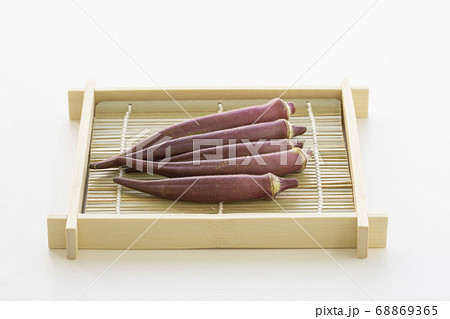 カゴに盛った赤いオクラ カゴに盛った赤いオクラ 68869365