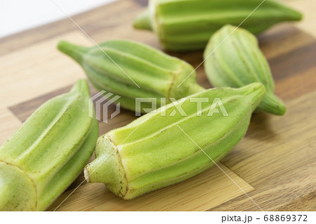 カッティングボードに並んだオクラ（ダビデの星） 68869372