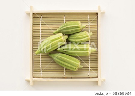 カゴに盛ったオクラ（ダビデの星） 68869934