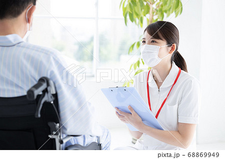 医療　患者の聞き取りをする看護師（女性） 68869949