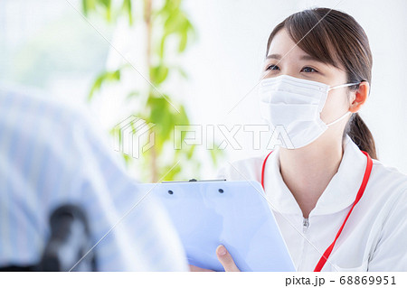 医療　患者の聞き取りをする看護師（女性） 68869951
