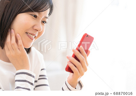 スマホを見る女性 スマホを見る女性 68870016
