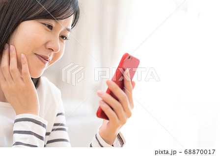 スマホを見る女性 スマホを見る女性 68870017