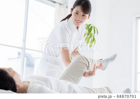 医療 足のリハビリをする理学療法士とシニア女性 医療 足のリハビリをする理学療法士とシニア女性 68870701