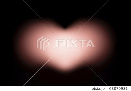 黒バックにほんのり浮かぶハートの光に見える背景 ピンクのイラスト素材