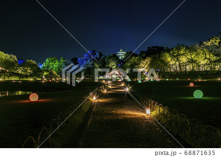 岡山後楽園幻想庭園をお城を写して全体的に見渡す 68871635