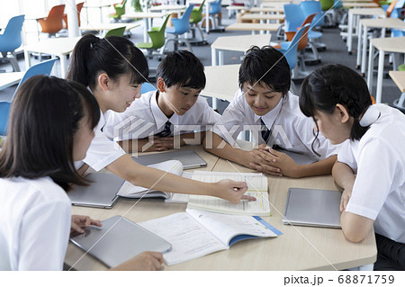 グループワークをする中学生 68871759