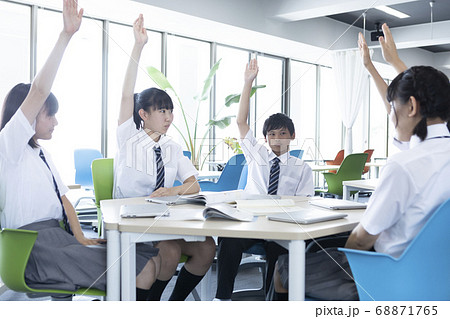 グループワークをする中学生 68871765