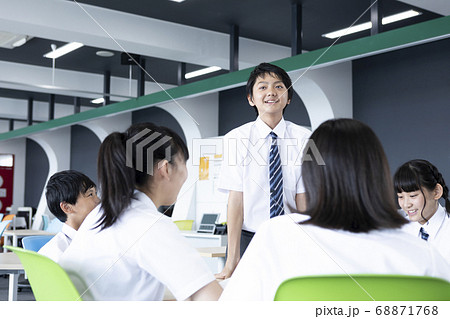グループワークをする中学生 グループワークをする中学生 68871768