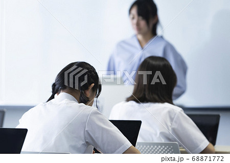 授業中の中学生 授業中の中学生 68871772