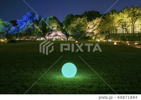 岡山後楽園幻想庭園を岡山城をバックに色とりどりのライトを見ながらの散歩道 68871884