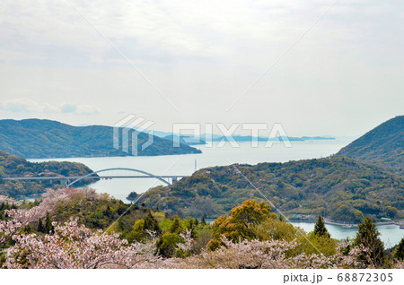 愛媛県今治市の開山から眺める春の瀬戸内海国立公園としまなみ街道 68872305