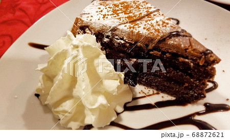 チョコレートケーキ 68872621
