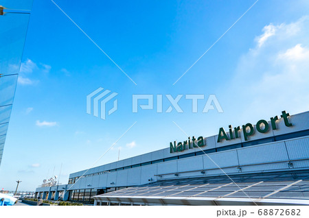 コロナ禍の朝の成田空港 68872682