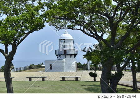 樹木の窓越しに見える灯台 68872944