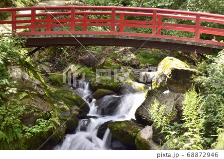 渓流に掛かる赤い橋と苔の写真素材 渓流に掛かる赤い橋と苔の写真素材