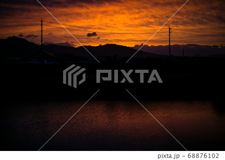 夕焼け空 山並み シルエット 水面 夕焼け空 山並み シルエット 水面 68876102