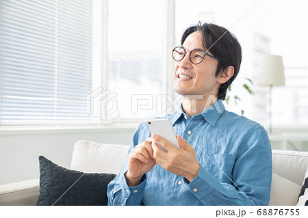 スマホを見るミドル男性 68876755