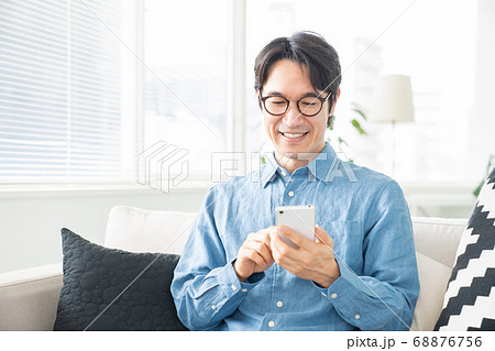 スマホを見るミドル男性 スマホを見るミドル男性 68876756
