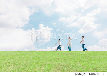 家族イメージ　歩く 68878007