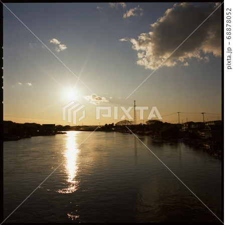 川に沈む夕陽 68878052