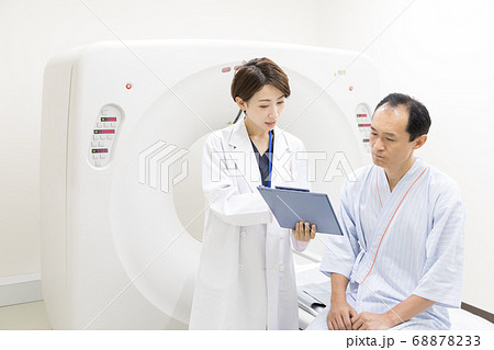 CT検査を受ける中年男性 68878233