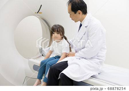 CT検査を受ける女の子 68878254