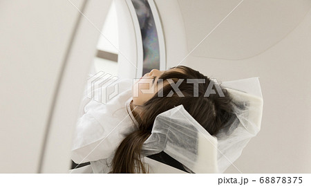 CT検査を受ける女の子 68878375