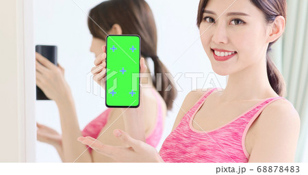woman show green screen phone 68878483