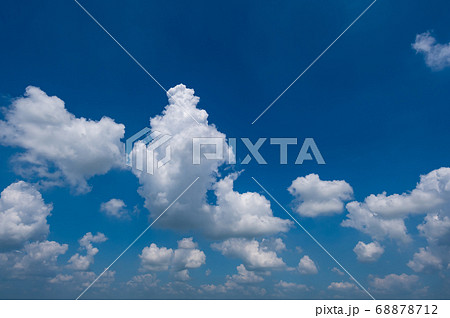 夏空 青空に湧き上がる積乱雲 積雲 広角　c-2 鮮やか 68878712