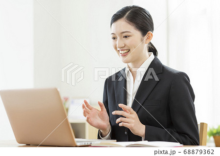 オンラインで就活をする女性 リモート面接 68879362