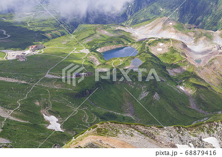 【北アルプス・立山】登山道から望む室堂平 【北アルプス・立山】登山道から望む室堂平 68879416