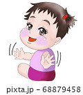 後ろを振り返り手を振っている赤ちゃん(女の子) 68879458