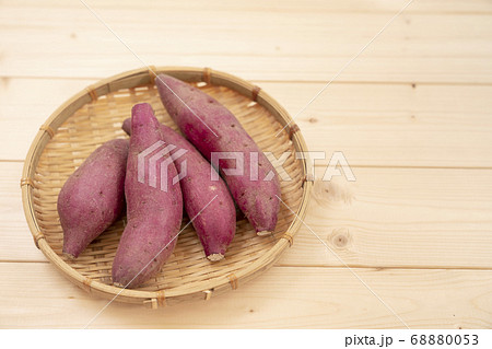 さつまいも　コピースペース 68880053