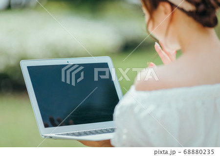 ノートパソコンを使う女性 68880235