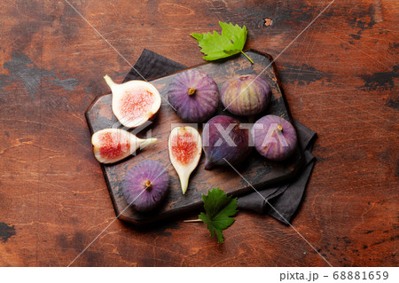 Ripe sweet figs 68881659