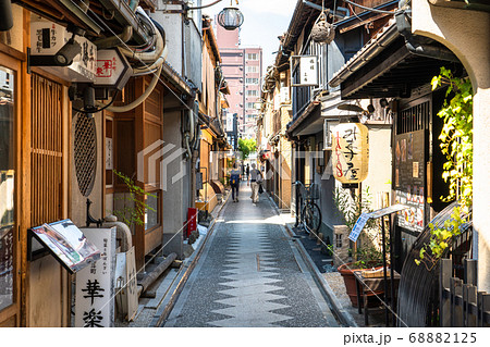 京都府 先斗町 風情の街並みの写真素材 68882125 Pixta
