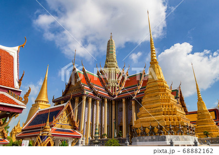 Wat Phra Kaew and Grand Palace in sunny day 68882162
