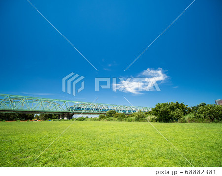 夏の青空と野原の風景　8月 68882381