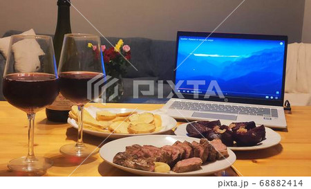 お家でディナー コロナの影響でステイホームしながら家でワインとステーキを楽しむオンラインディナー 68882414