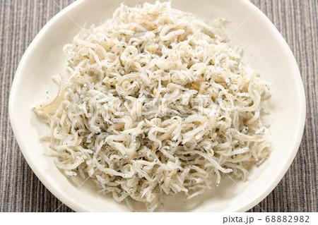 小皿にのせられた釜揚げしらす。 小皿にのせられた釜揚げしらす。 68882982