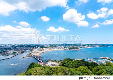 【神奈川県】爽やかな青空の広がる湘南の海岸（8月） 68882998