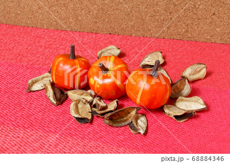 かぼちゃ、枯れ葉、おもちゃ、ミニュチュア、パンプキン、秋 68884346