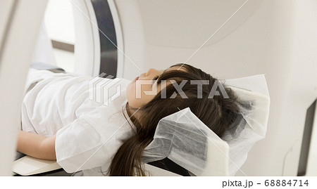 CT検査を受ける女の子 CT検査を受ける女の子 68884714