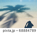 ヤシの木の影と海と自分の影 68884789