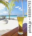 ヤシの木とビーチとビール 68884793