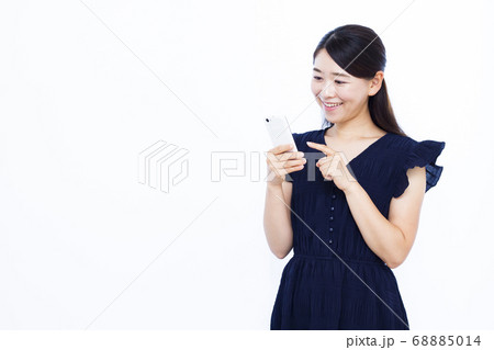 30代女性 白バック ポートレート 68885014